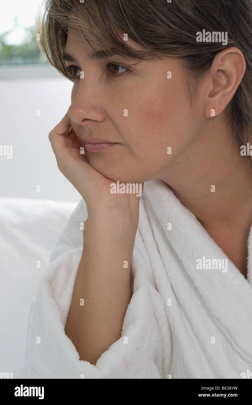 Nahaufnahme einer Mitte erwachsenen Frau denken Stockfoto