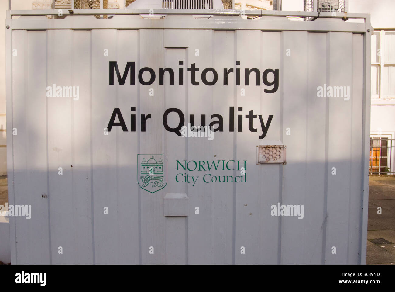Einheit eingerichtet in der Straße zur Überwachung der Luftqualität in Norwich, Norfolk, Großbritannien Stockfoto
