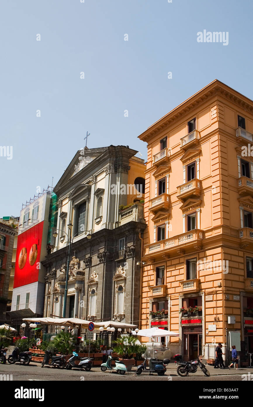 Niedrigen Winkel Ausblick auf eine Kirche in einer Stadt, Piazza Trieste e Trento, Neapel, Provinz Neapel, Kampanien, Italien Stockfoto Niedrigen Winkel Ausblick auf eine Kirche in einer Stadt, Piazza Trieste e Trento, Neapel, Provinz Neapel, Kampanien, Italien Stockfoto