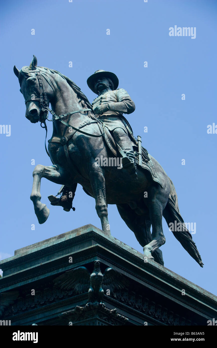 Niedrigen Winkel Blick auf ein Reiterstandbild, Logan Circle, Washington DC, USA Stockfoto