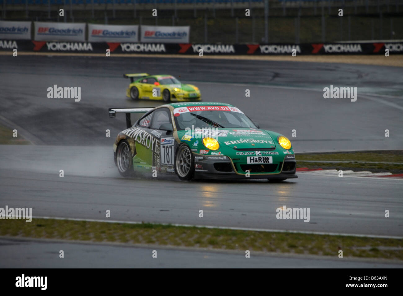 Porsche Motorsport-Auto auf der Nürburgring-Deutschland im Regen Stockfoto