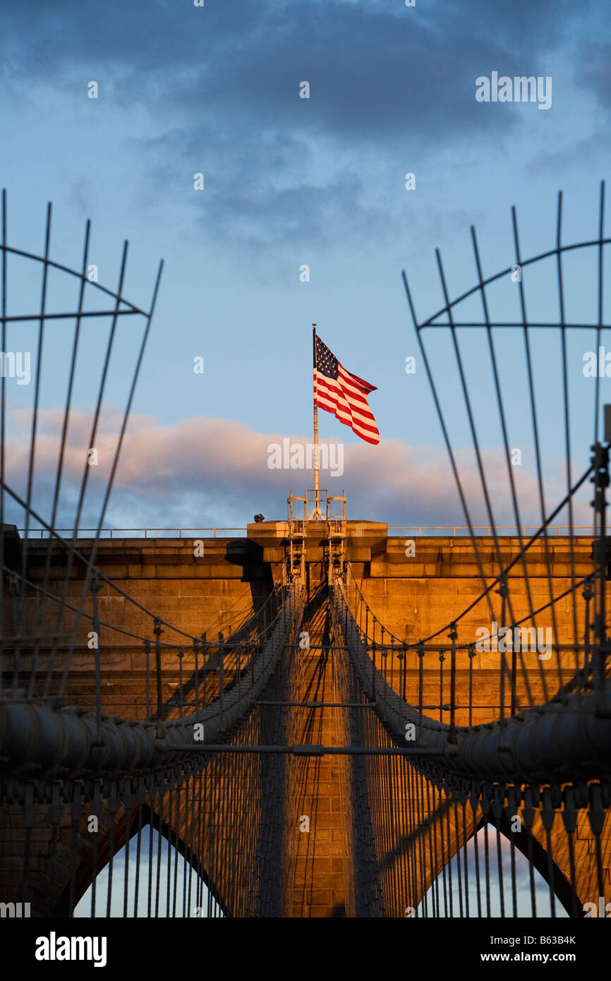 Niedrigen Winkel Blick auf eine amerikanische Flagge flattern auf eine Bridge, Brooklyn Bridge, New York City, New York State, USA Stockfoto