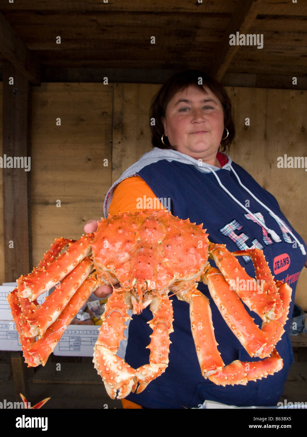 Frau hält eine große rote Krabbe an Meeresfrüchten stand im Dorf an der Küste auf der Insel Sachalin in Russland 2008 Stockfoto