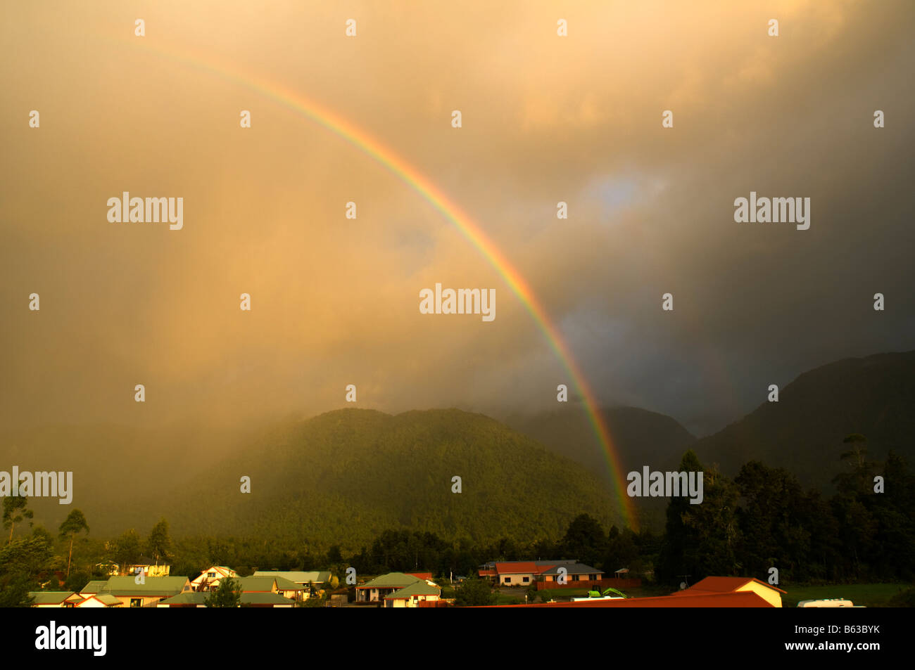 Regenbogen an Franz Josef, Fjordland, Südinsel, Neuseeland Stockfoto