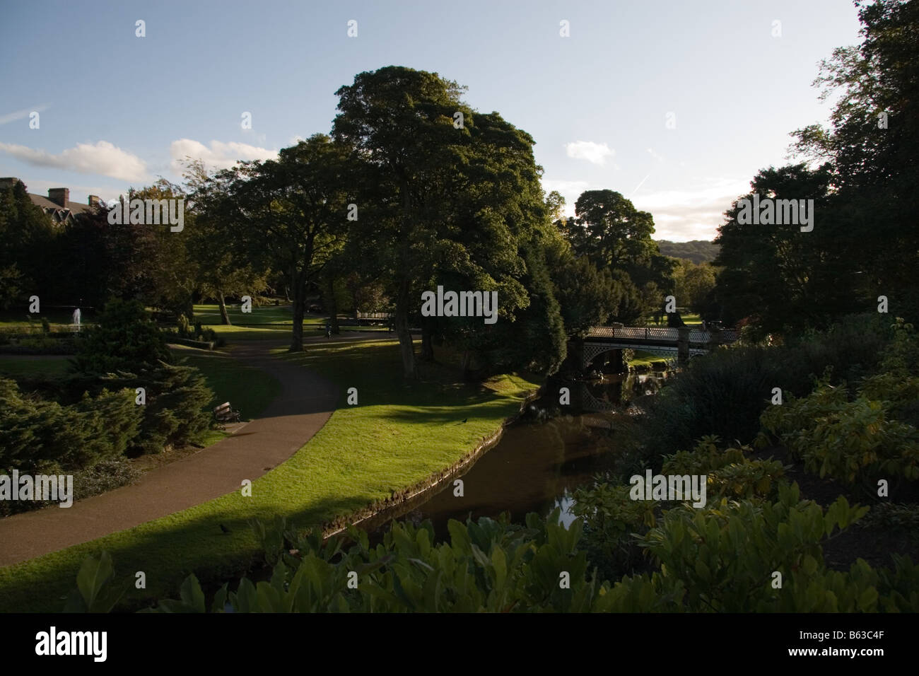 Die Pavillon-Gärten in der Abenddämmerung, Buxton, Derbyshire, UK Stockfoto
