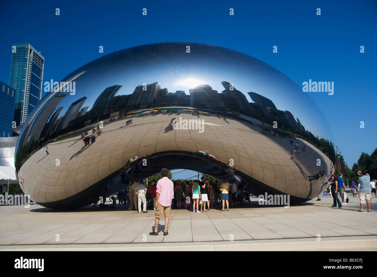 Touristen, die gerade einer Bohne Struktur, The Bean, Cloud Gate, Millennium Park, Chicago, Illinois, USA Stockfoto