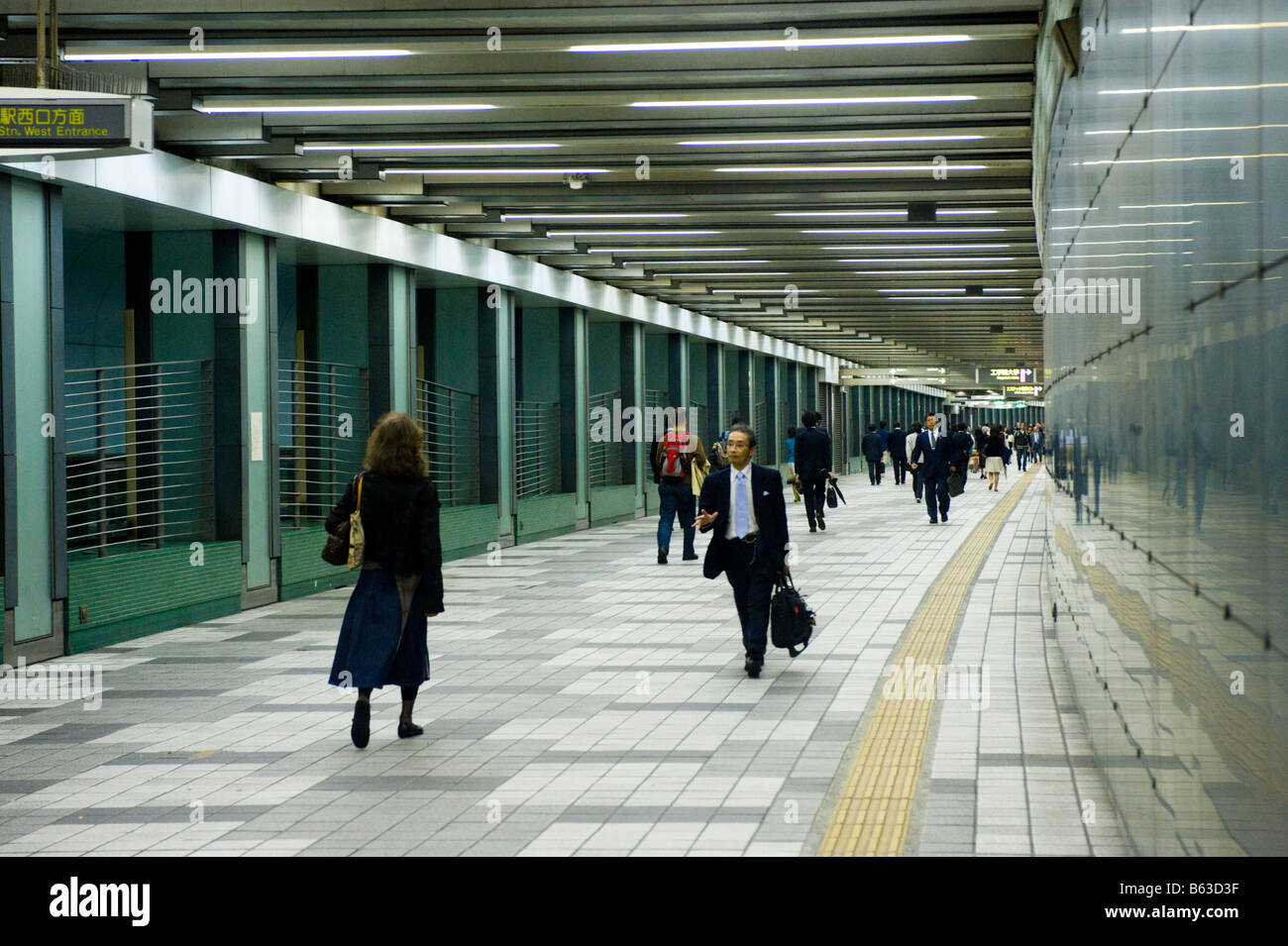 Pendler in Shinjuku u-Bahn Bahnhof Tokio, Japan Stockfoto