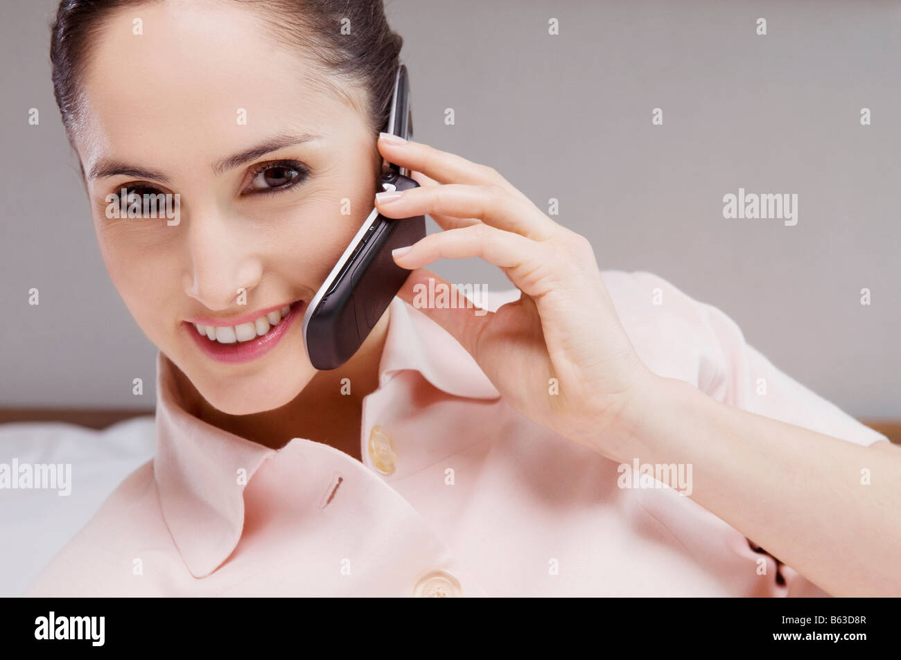 Porträt einer Geschäftsfrau telefonieren mit einem Handy Stockfoto