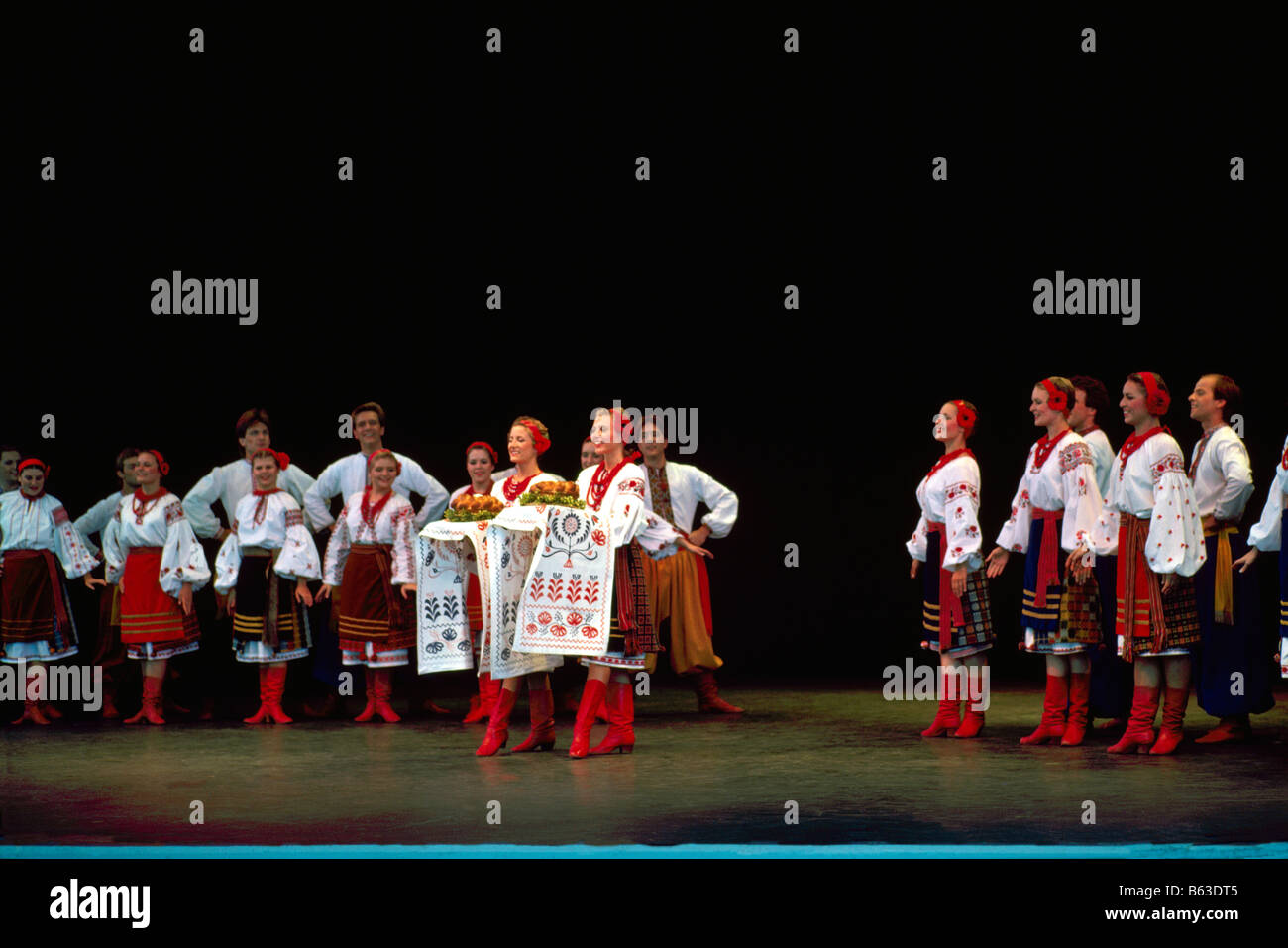 Die ukrainischen Shumka Tänzer aus Edmonton Alberta Kanada auf der Bühne in traditioneller Tracht Stockfoto