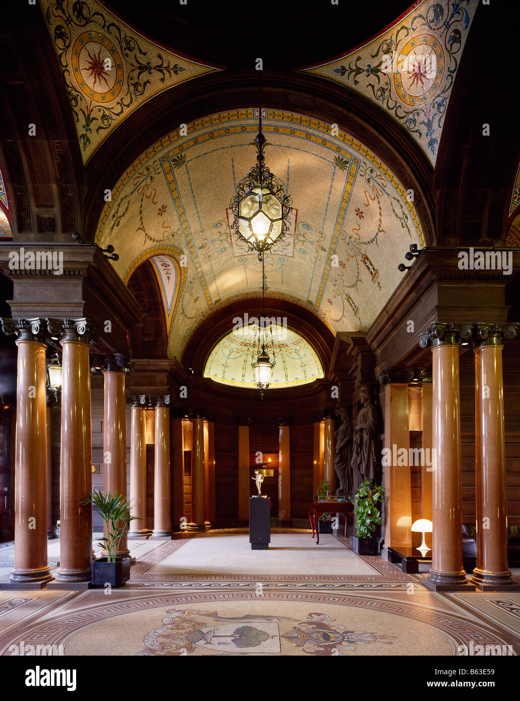 ein Farbe Farbe Bild eines Teils des Innenraums von Glasgow City Chambers Stockfoto