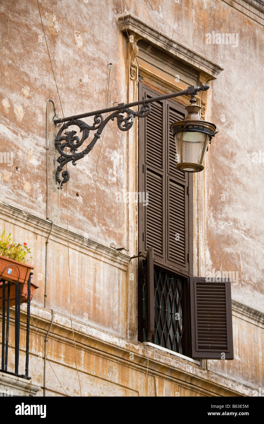 Straße Laterne und Fensterläden - Rom Italien Stockfoto