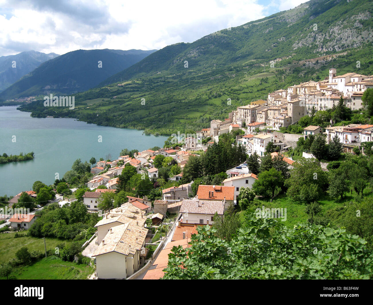 Barrea Stadt mit Blick auf See Barrea, Abruzzen, Italien Stockfoto