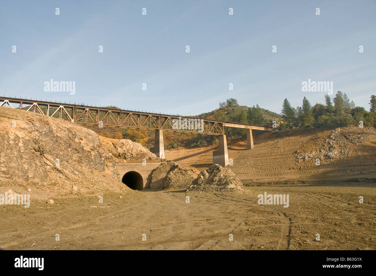 Dieser Tunnel ist normalerweise unter etwa 150 Fuß Wasser, Lake Shasta Ebene 154 Fuss unter Kamm... Stockfoto