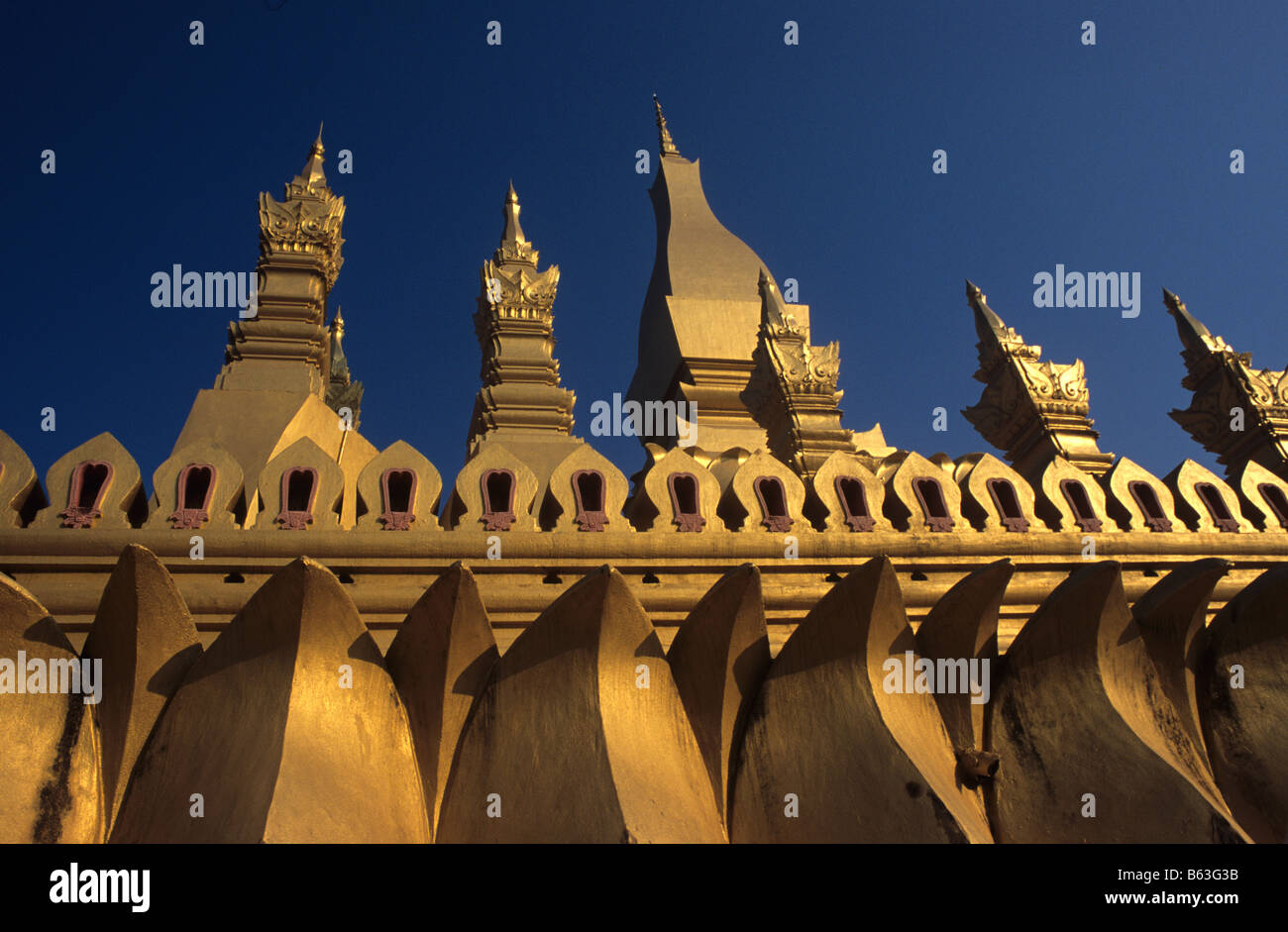 Detail der Pha, die Luang, das große goldene Stupa, gebaut im Jahre 1566, in Vientiane, Laos. Der Stupa ist Laos heiligste Denkmal. Stockfoto
