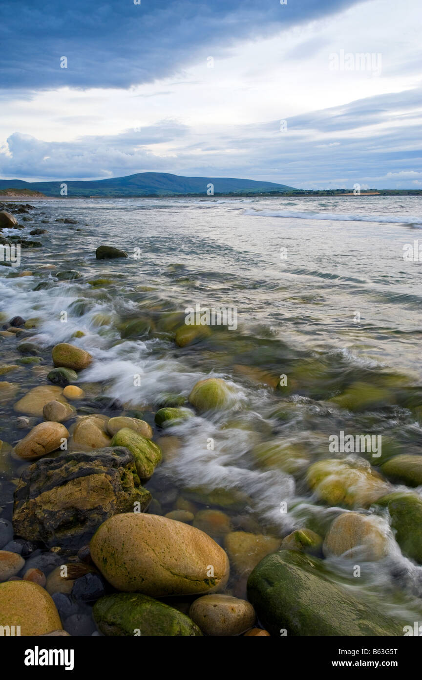Wasser wäscht über Vordergrund Felsen am Strandhill, Co.Sligo, Irland Stockfoto