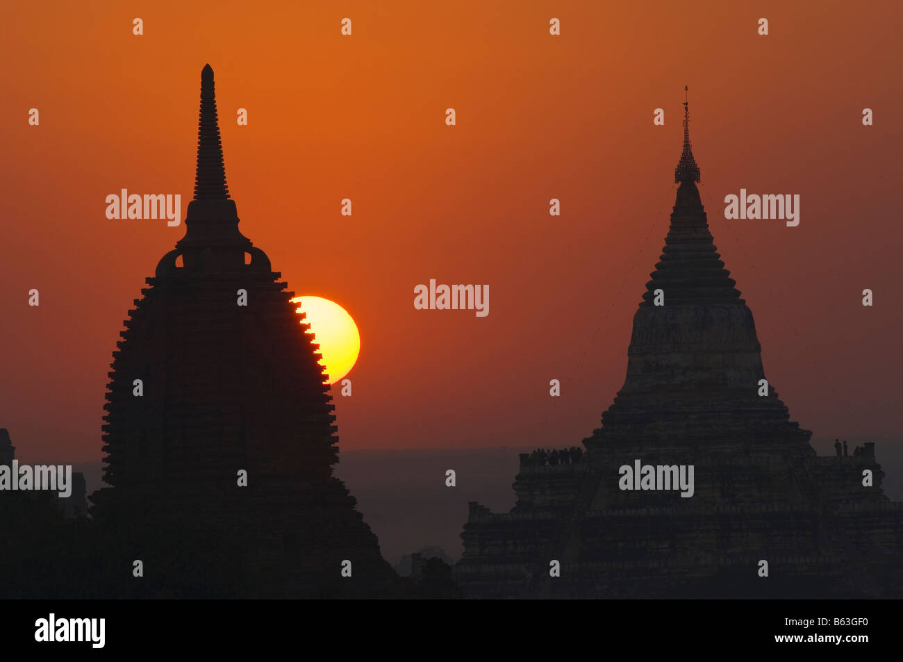 Tempel und Pagoden bei Sonnenaufgang, Bagan, Myanmar Stockfoto