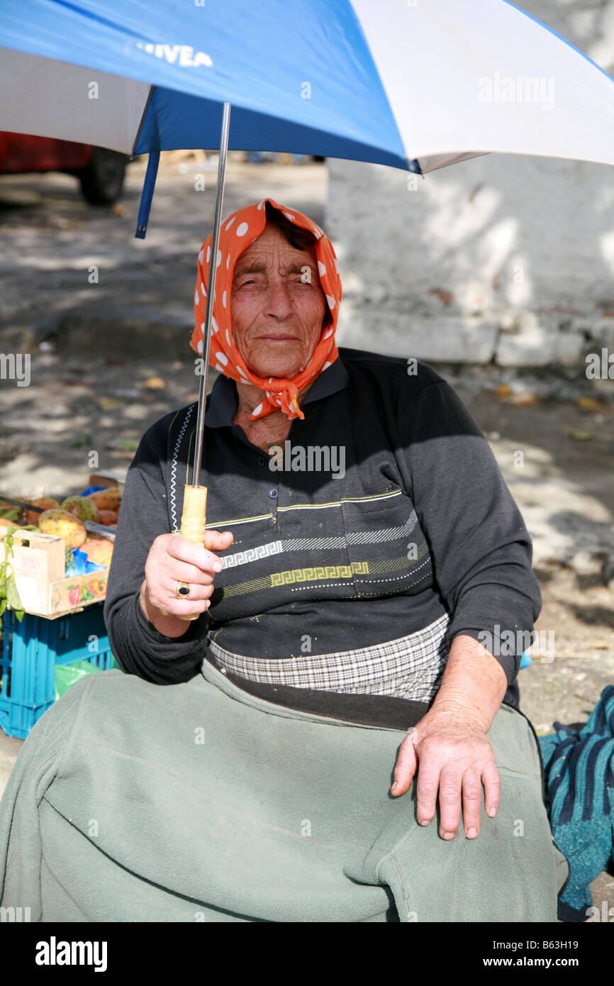 Alte Griechin Beschattung selbst unter Dach Stockfoto