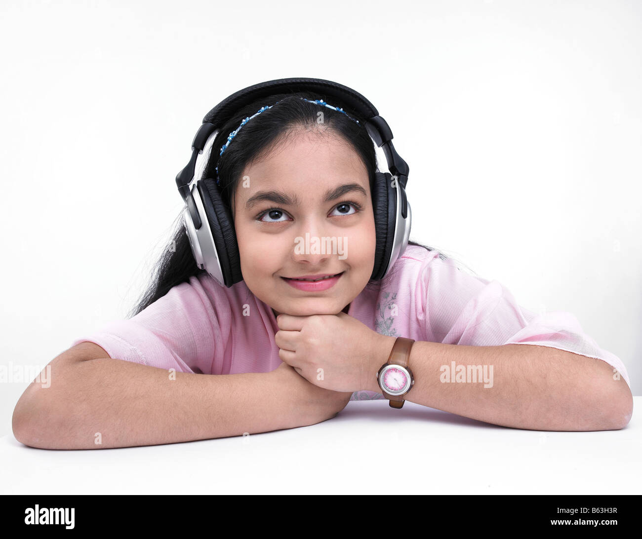 Porträt eines asiatischen Teenager Mädchen indischer Herkunft, Musik hören Stockfoto