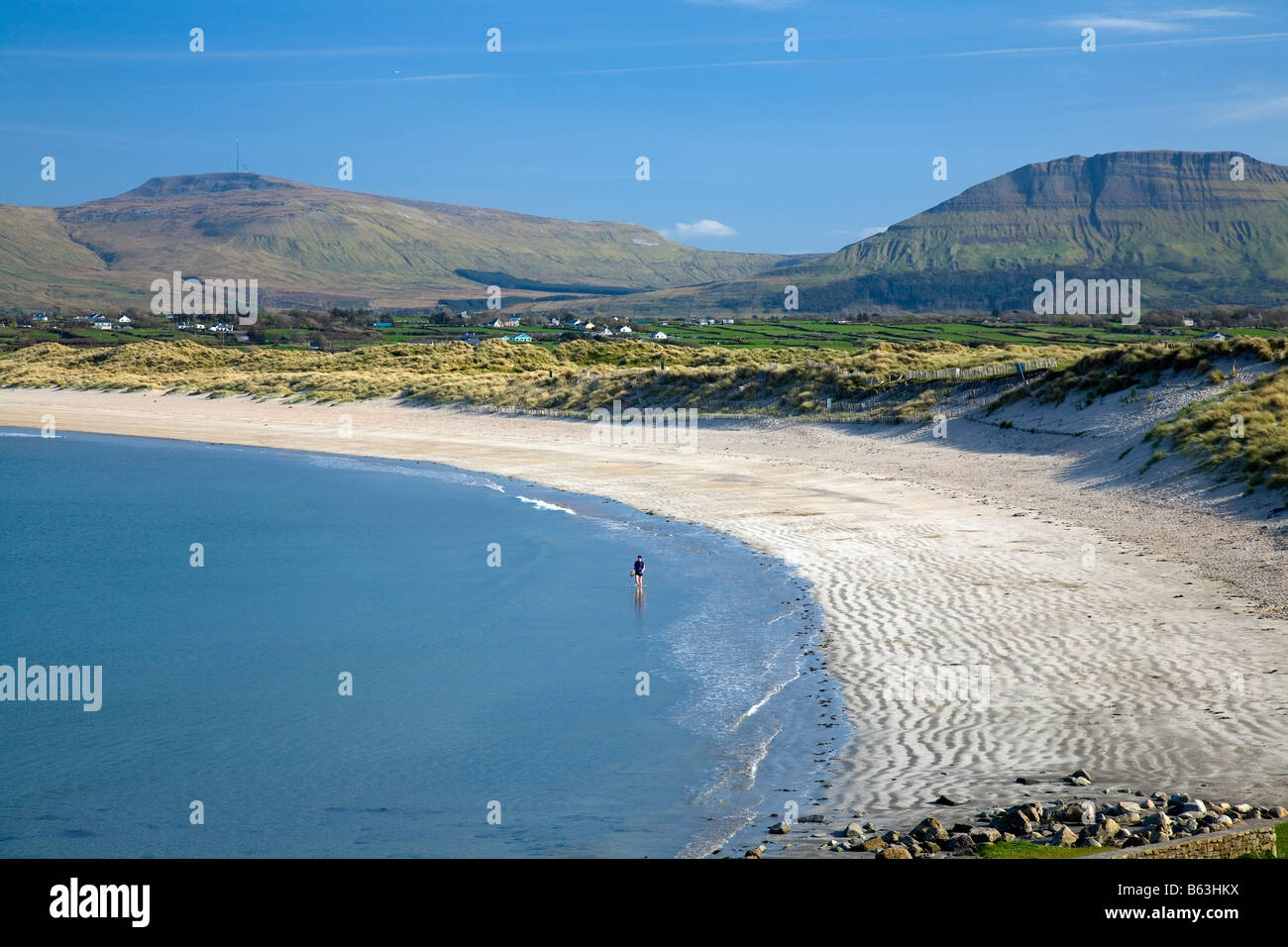 Bunduff Strang unter Benwiskin Berg, Mullaghmore, Co Sligo, Irland Stockfoto