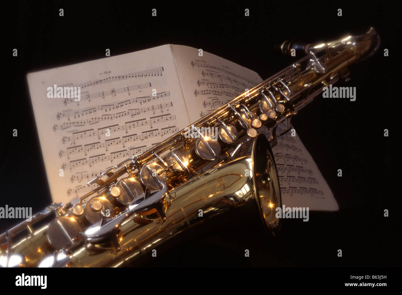 Saxophon und Noten Stockfoto