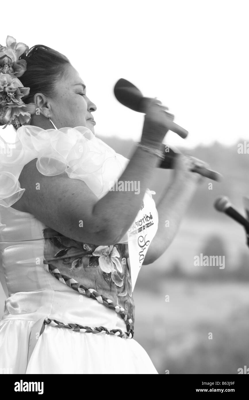 alte Dame singt bei einem Wettbewerb, Tibasosa, Boyacá, Kolumbien, Südamerika Stockfoto