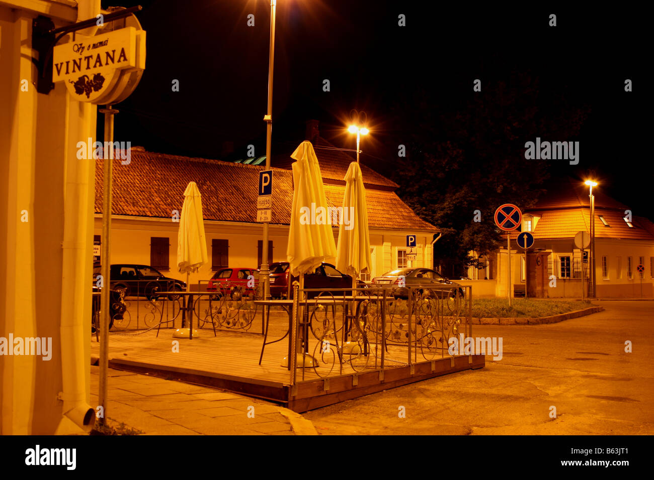 Straßencafé in der Nacht, Vilnius, Litauen Stockfoto