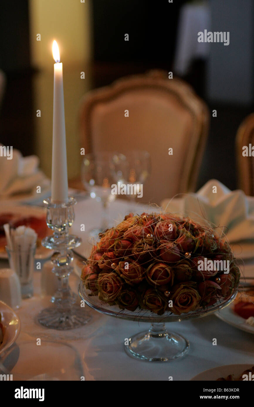 Nahaufnahme der brennenden Kerze auf romantische Tischdekoration Stockfoto