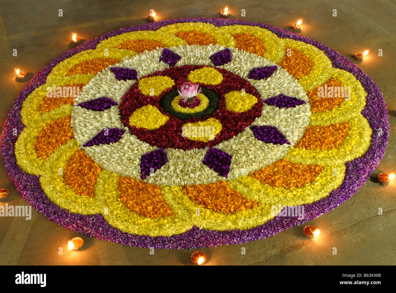 Blumenteppich Wahrend Onam Celebratoins In Kerala Indien Stockfotografie Alamy