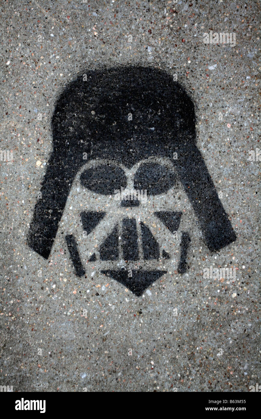 Schwarz lackiert Graffiti auf eine Betonoberfläche Darstellung der Star Wars Figur Darth Vader. Stockfoto