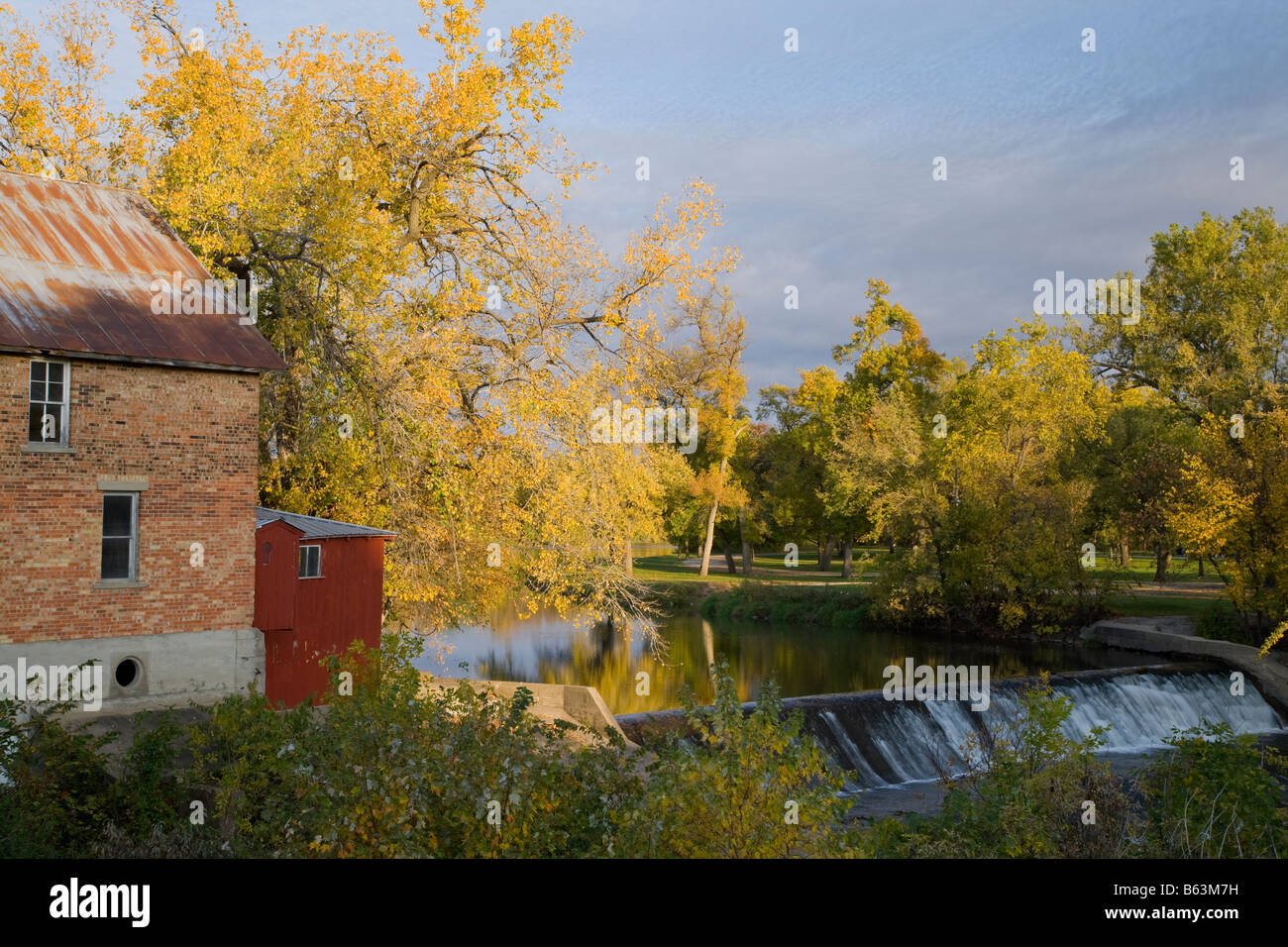 historische Lidtke Mill oberhalb der oberen Iowa River, Kalk-Federn, Iowa Stockfoto