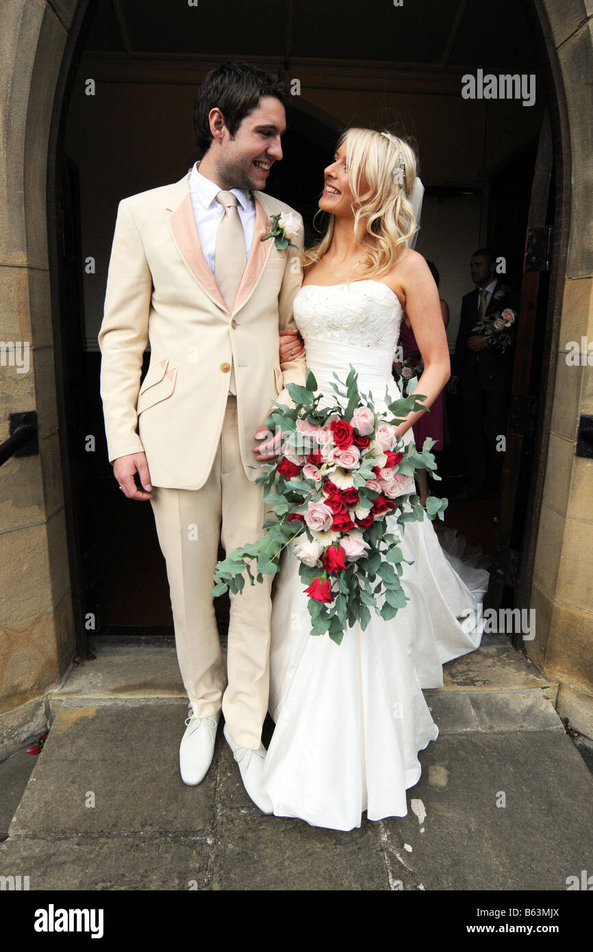 Frisch vermählte Paar außerhalb Kirche West Yorkshire Modell veröffentlicht Stockfoto