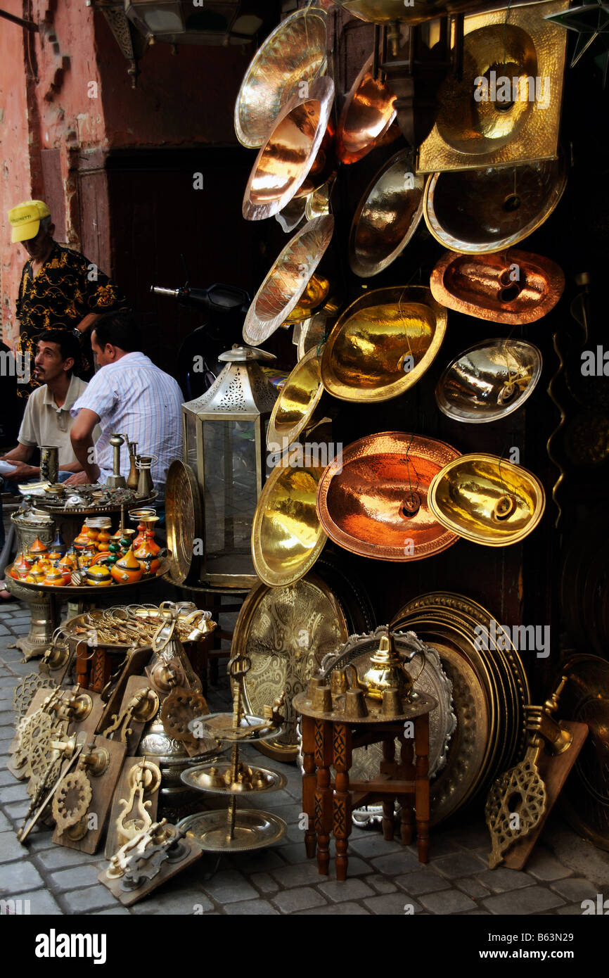 Kupfer und Messinggeschirr verkaufe im Souk in Marrakesch Marokko Stockfoto