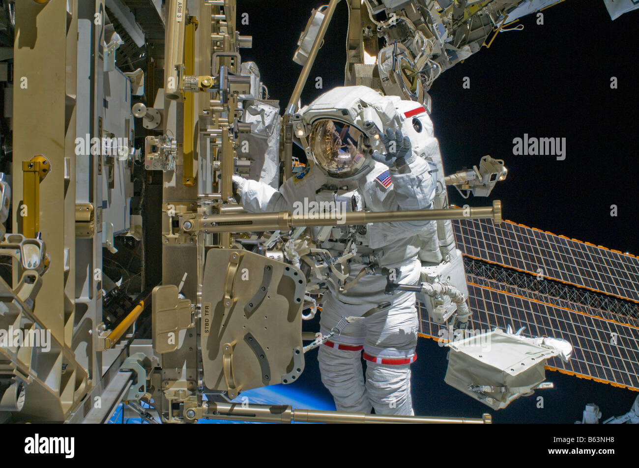 Astronaut Shane Kimbrough Zyklusbeobachtungen entfernen Schmutz und Schmierung auf der Steuerbordseite Solar Alpha Rotary Joint anwenden Stockfoto