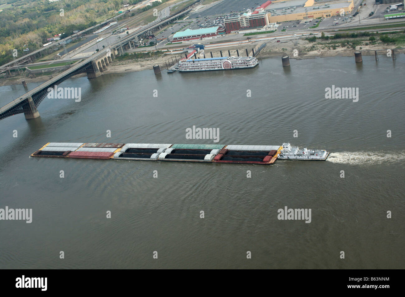 Kohle-Lastkahn nähert sich Eads Brücke am Mississippi River in St. Louis Missouri Stockfoto