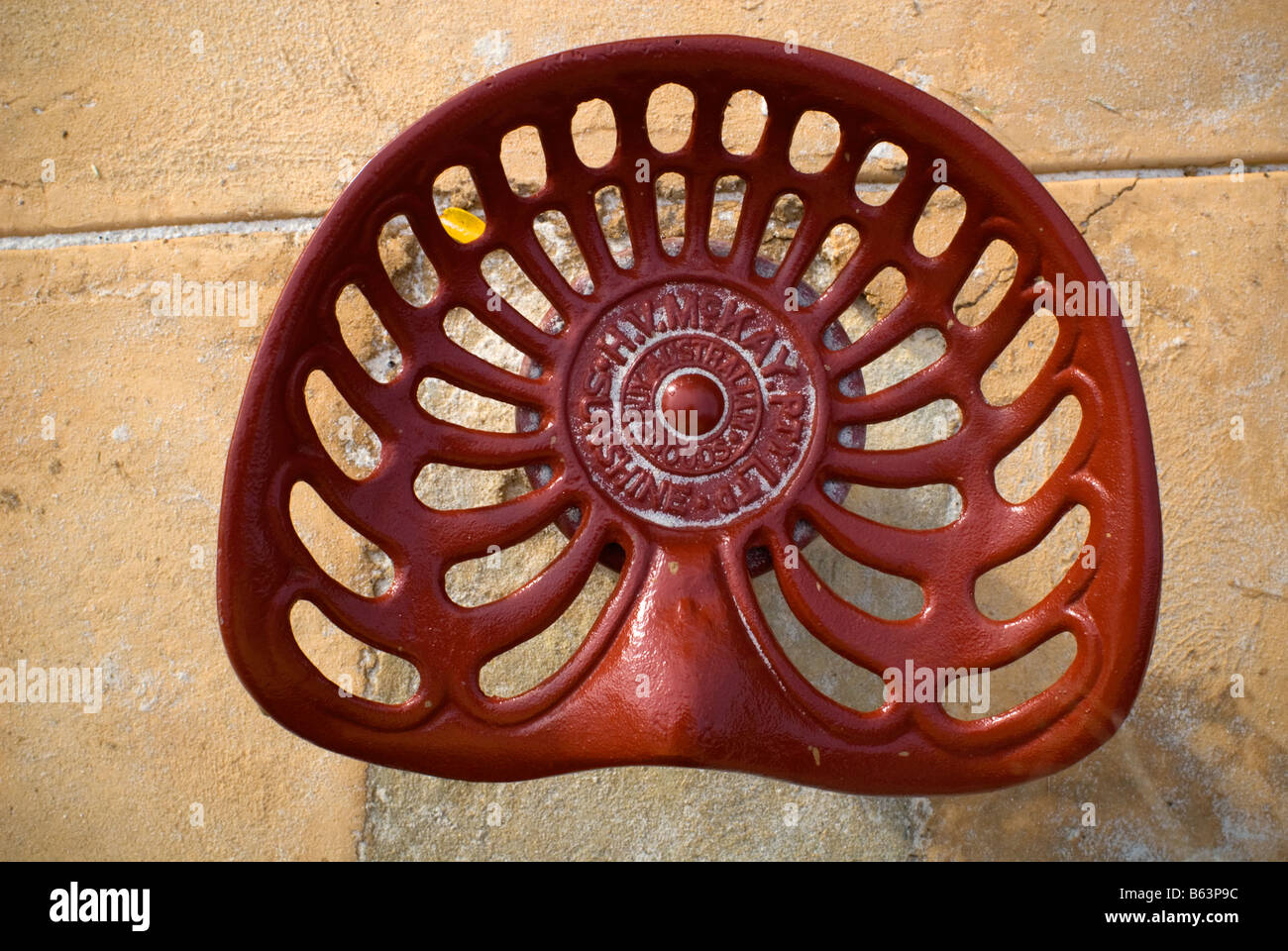 Sitz aus antiken Sonnenschein Traktor, heute Teil von Kinderspielplatz. Guildford, Perth, Western Australia, Australia Stockfoto