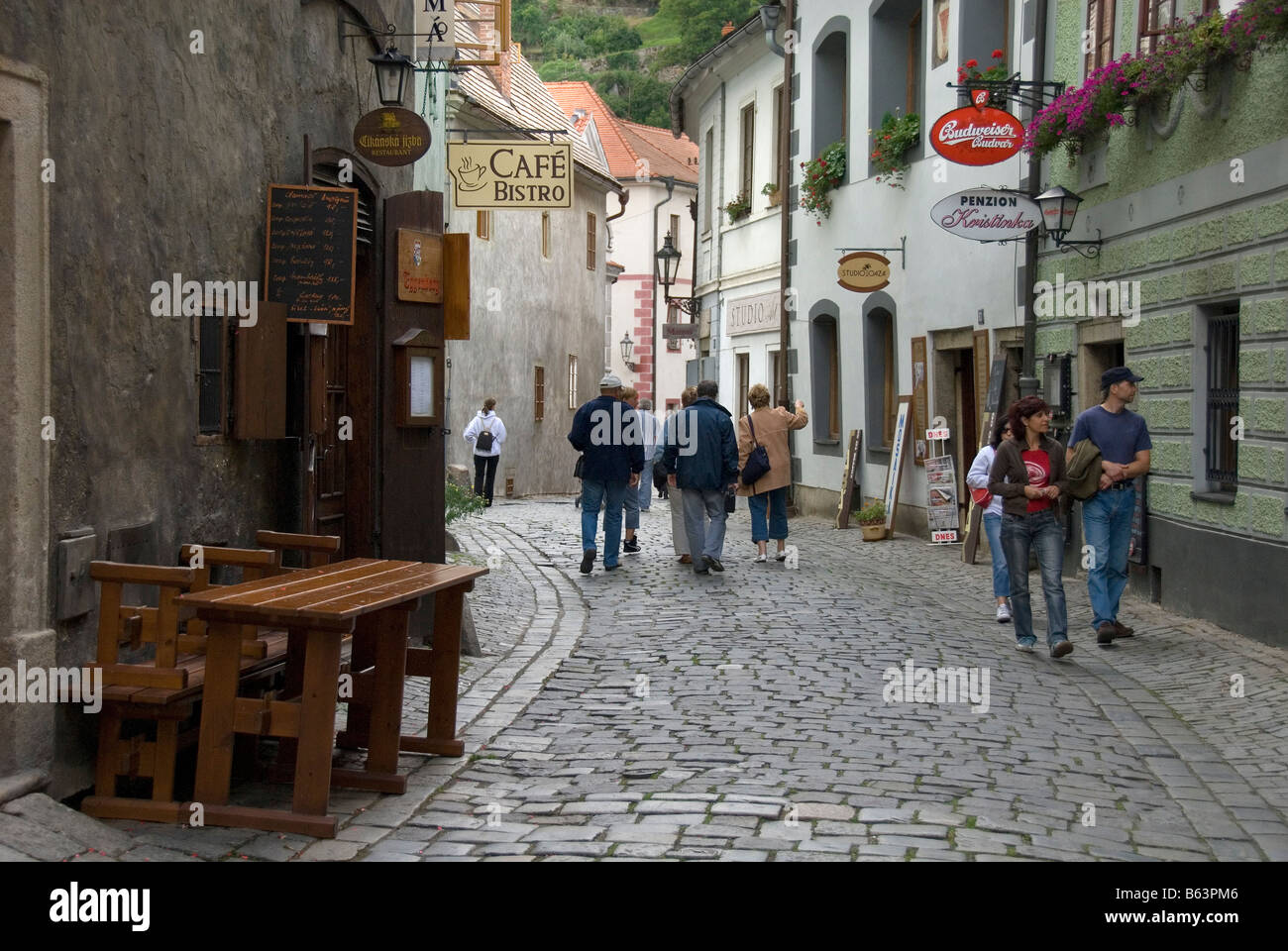 Menschen zu Fuß durch die historische Stadt Cesky Krumlov, Tschechische Republik Stockfoto