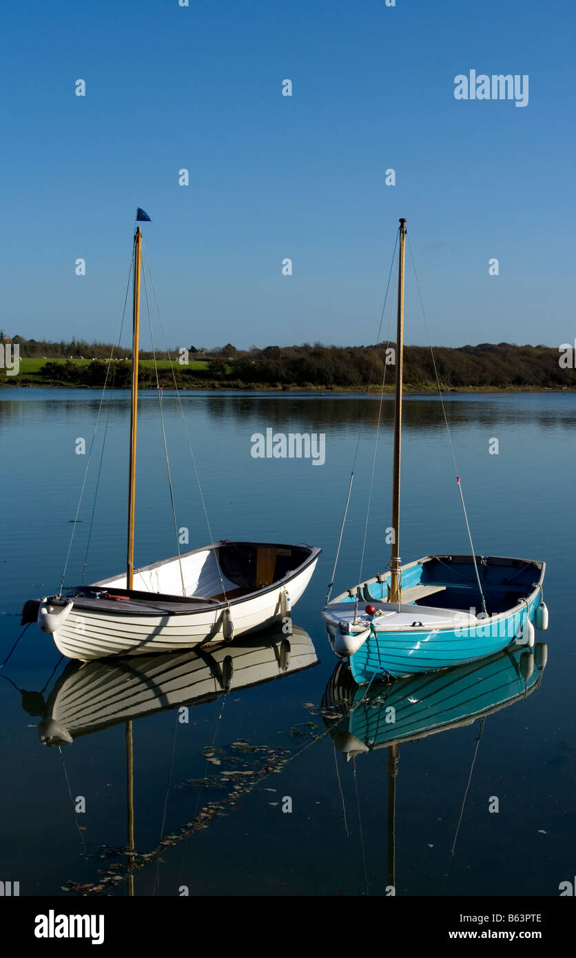 Landschaft Reflexion von Zwei kleine Boote, Newtown Creek, Newtown, National Nature Reserve, Isle of Wight, England, UK, GB. Stockfoto