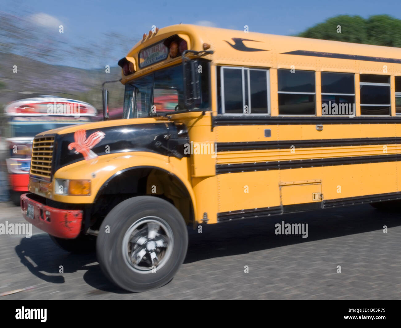 Eine ehemalige amerikanische Schulbusse dekoriert und in der Busbahnhof wiederverwendet Stockfoto