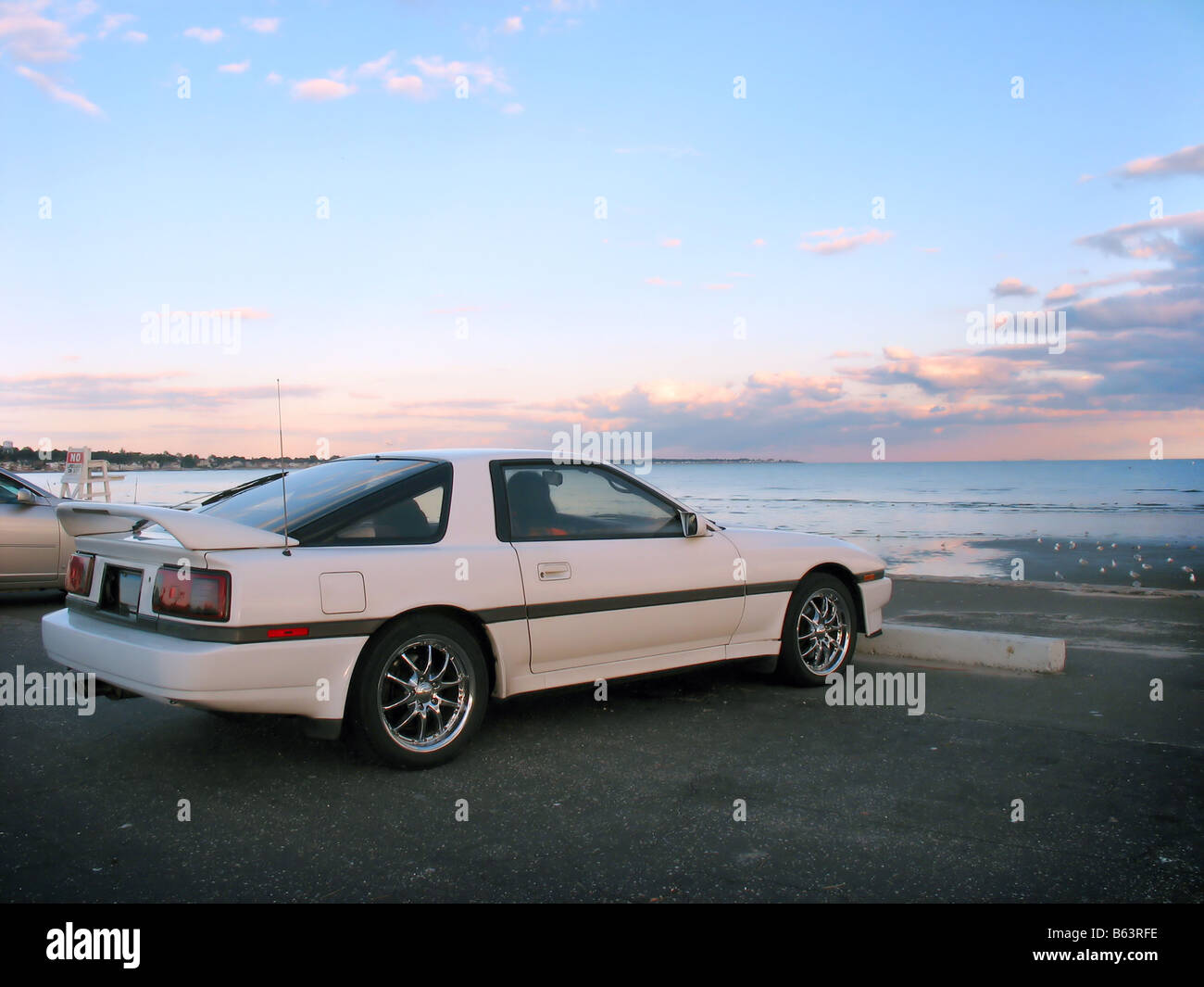 Ein maßgeschneiderte weißen Sportwagen geparkt am Strand Stockfoto