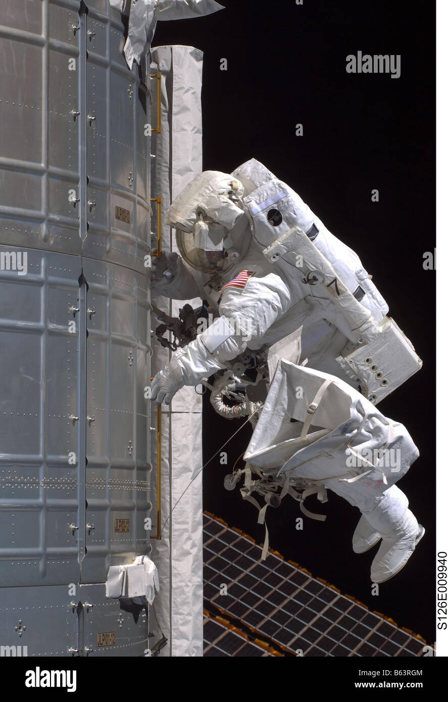 Astronaut Steve Bowen ergänzt die Schmierung der Port Solar Alpha Rotary Gelenke. Stockfoto