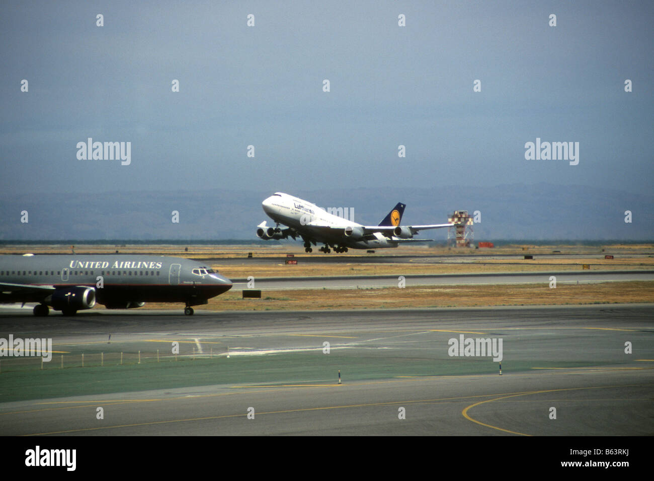 Jet hebt ab vom internationalen Flughafen San Francisco in Kalifornien. Stockfoto