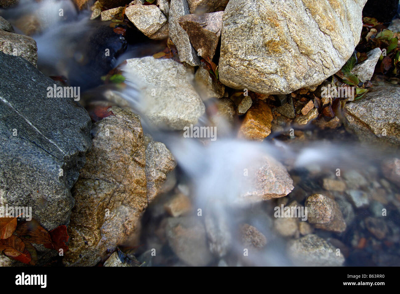 Eine schöne kleine Dampf zwischen bunten Felsen. Langzeitbelichtung, sehr detailliert. Stockfoto