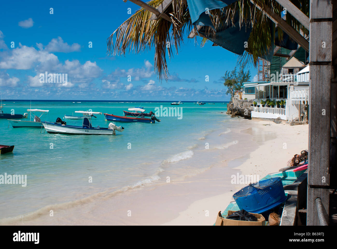 Angelboote/Fischerboote und Ufer in St Lawrence Gap, Barbados Stockfoto