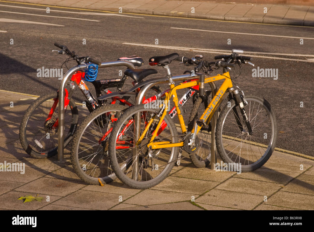 Mountain-Bikes auf der Straße zu vermeiden, Fahrraddiebstahl in Großbritannien eingesperrt Stockfoto