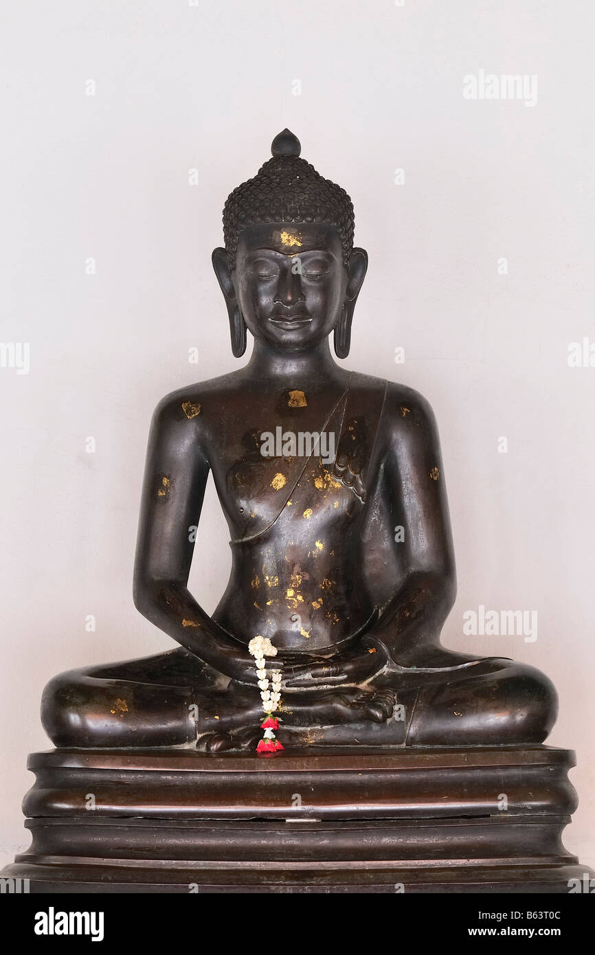 Buddha Statue sitzend, in der Haltung der Meditation zu Wat Benchamabophit Dusitvanaram, ein buddhistischer Tempel in Bangkok, Thailand Stockfoto