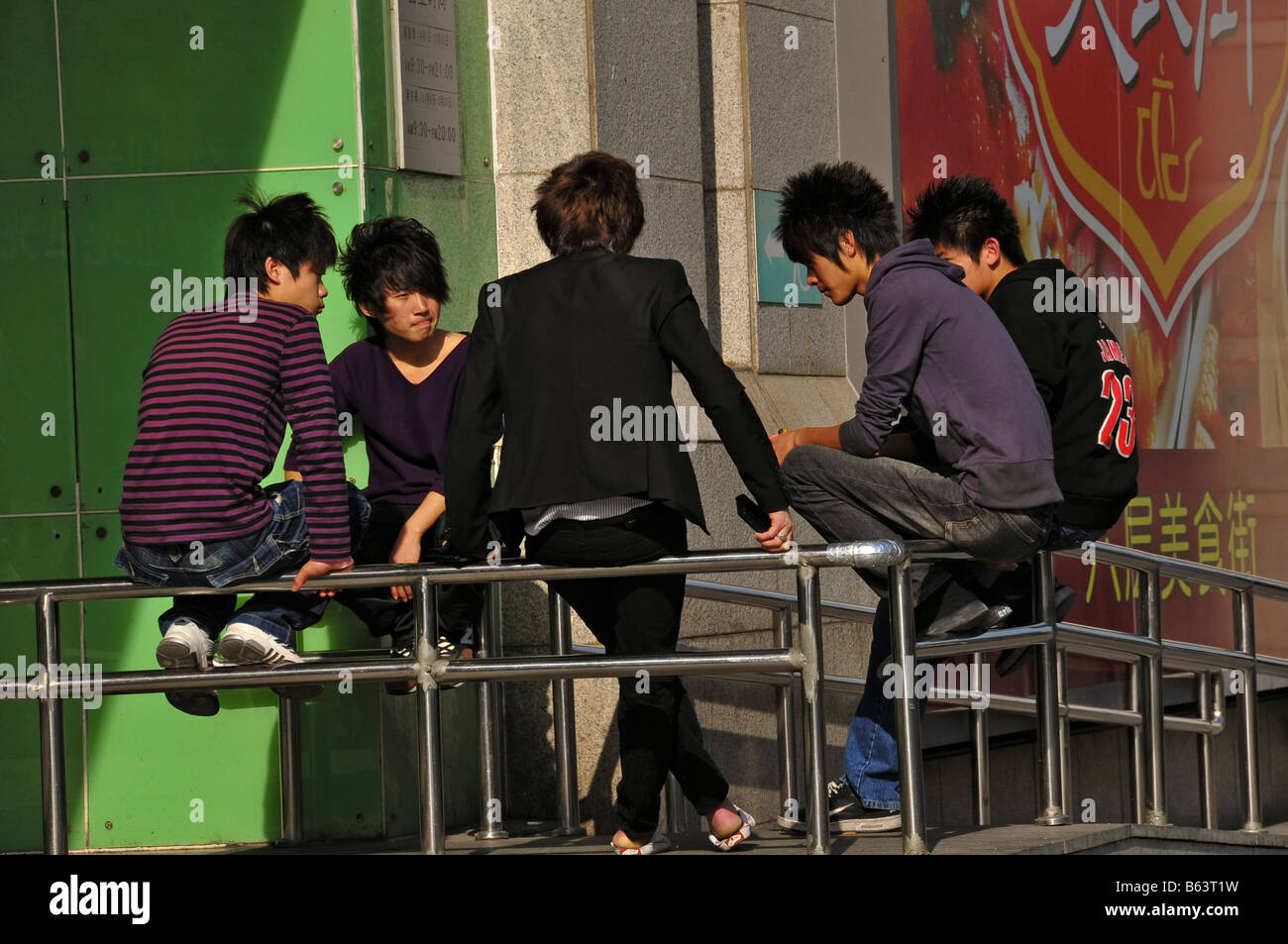 Moderne chinesische junge Männer Beijing China Stockfoto