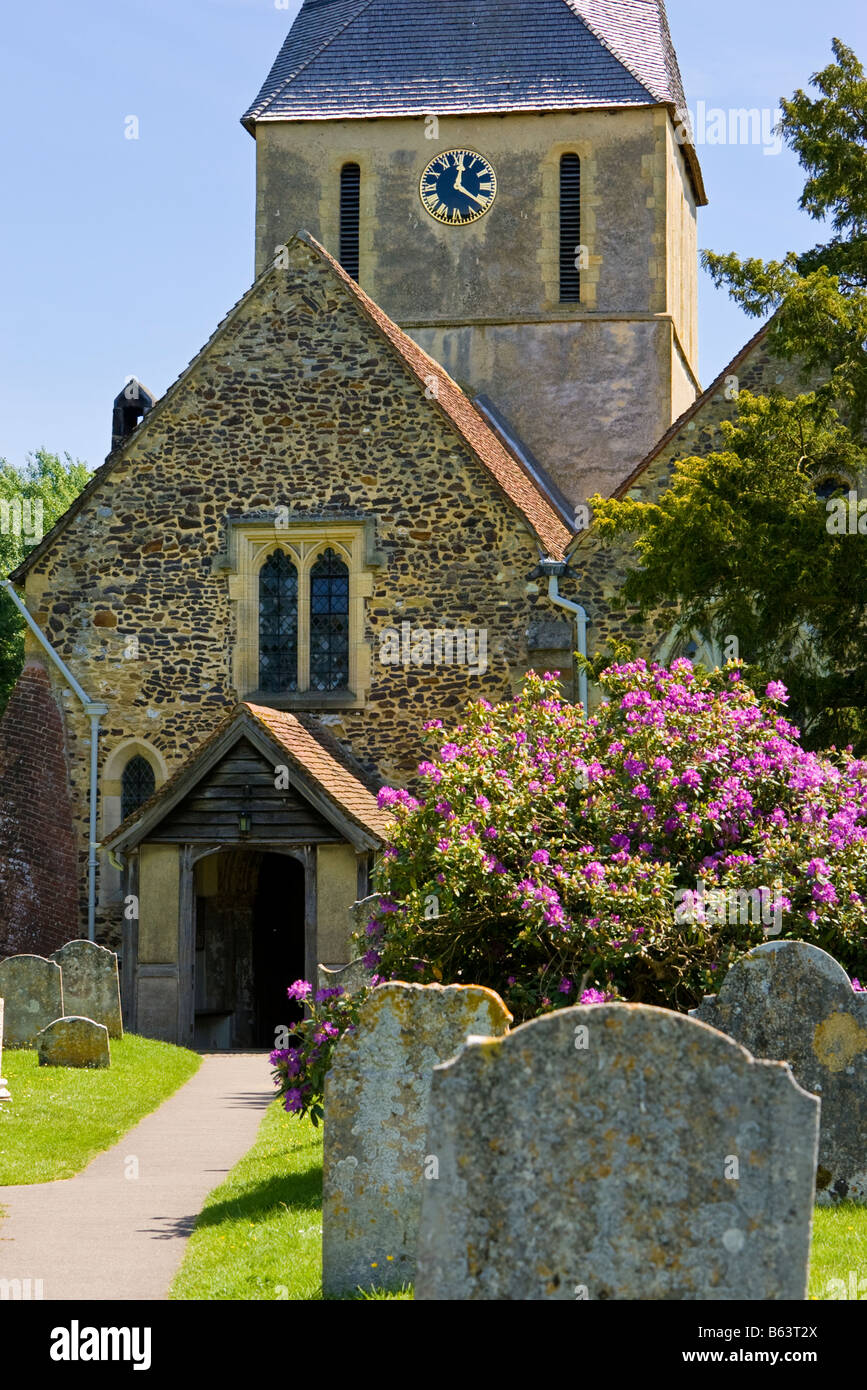 Hübsches Dorf, Kirche und Kirchhof der St. James in Shere, Surrey, England, Großbritannien Stockfoto