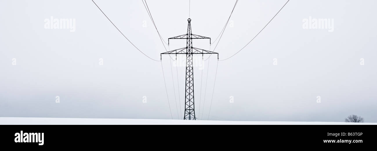 Stromleitungen an bewölkten Wintertag Kreuz schneebedeckten Feld, Oberpfalz, Bayern, Deutschland Stockfoto