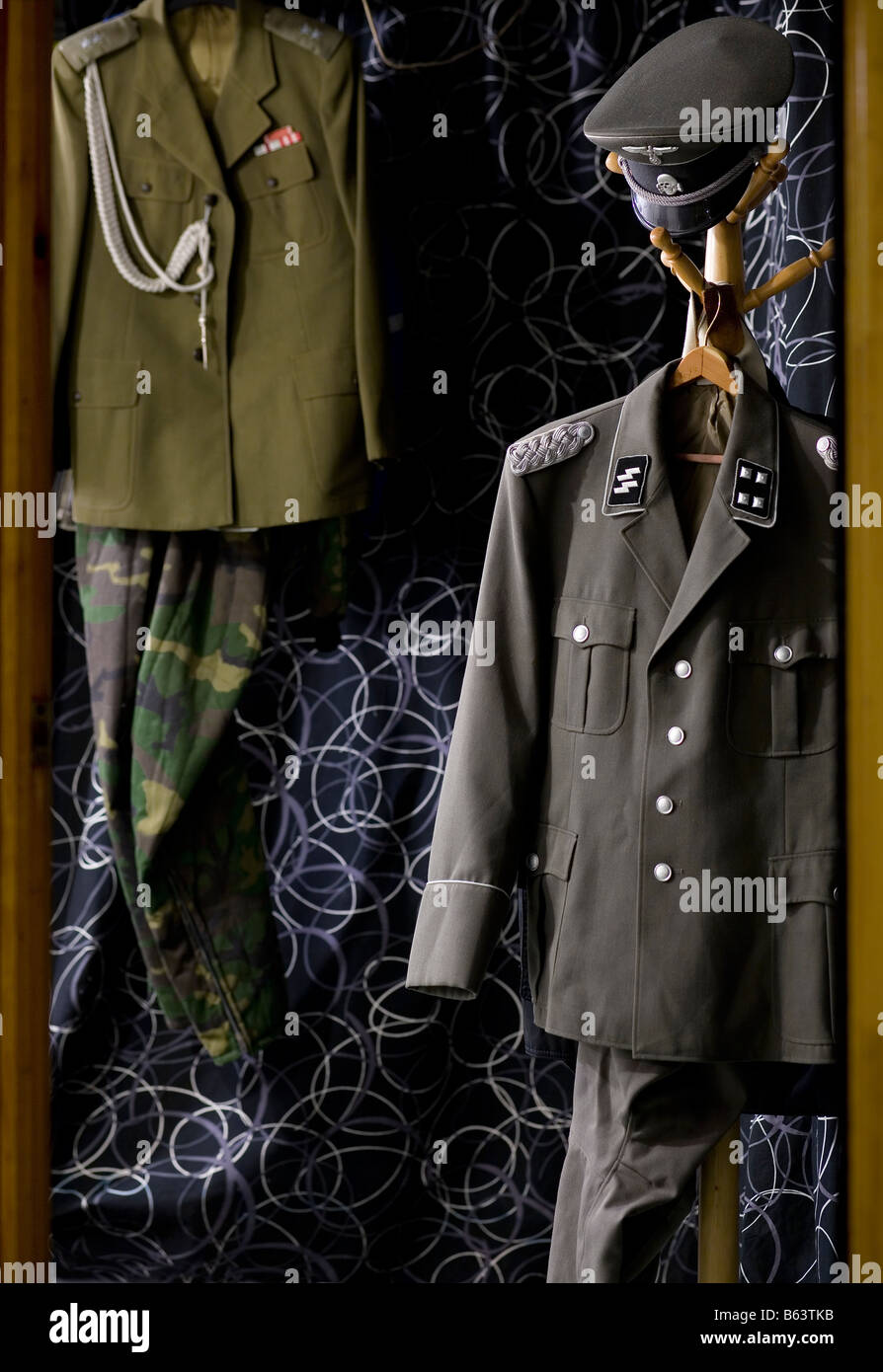 Deutschen Nazi-hohen Rang SS-Offizier uniform hängen rack Stockfoto