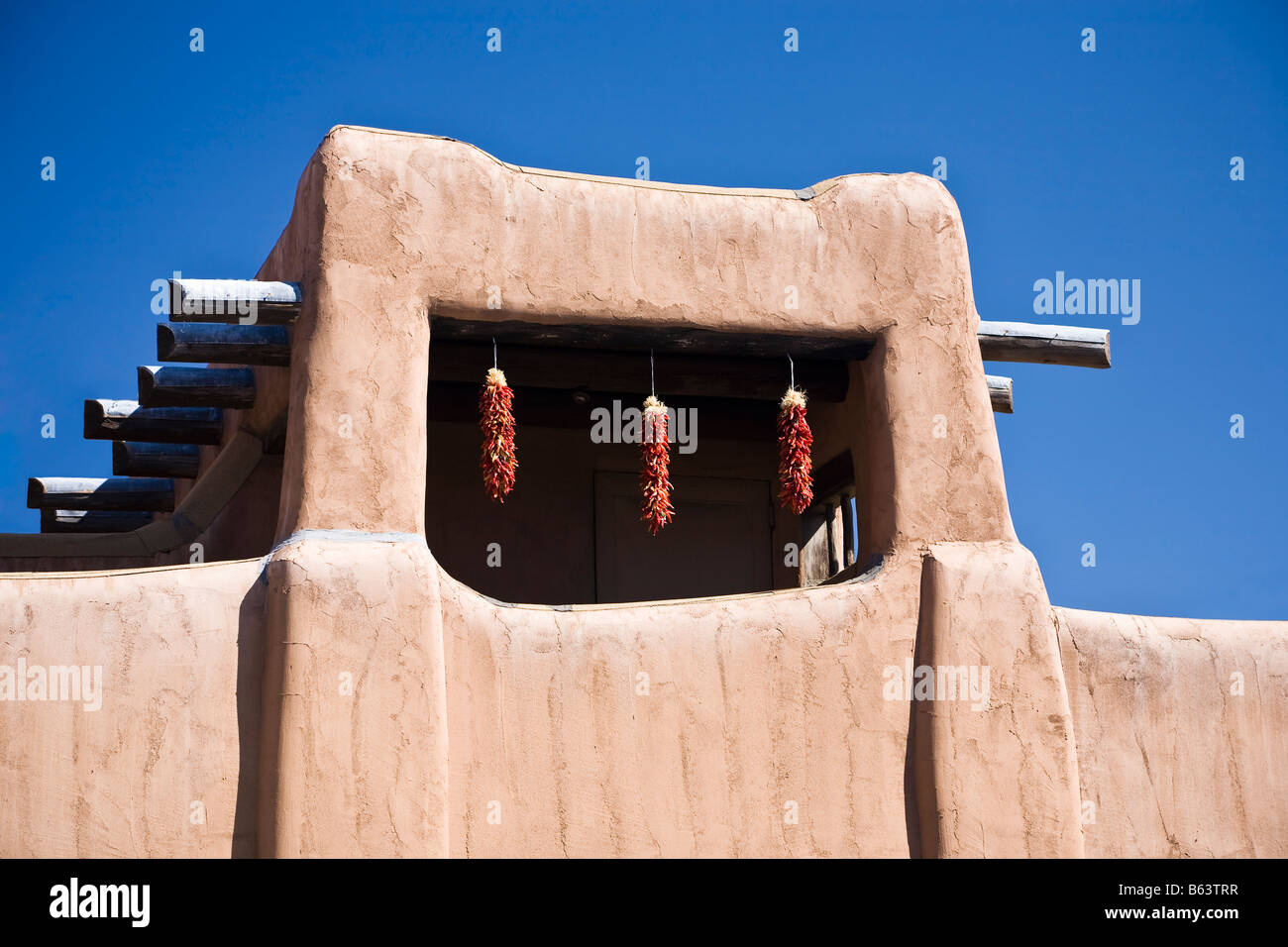 Adobe-Stil Gebäude, Santa Fe in New Mexico, USA, blauer Himmel Stockfoto